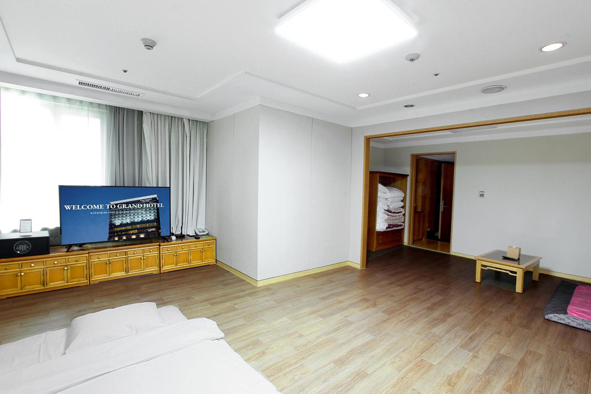 Grand โรงแรม